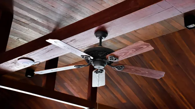 can a ceiling fan make a room warmer