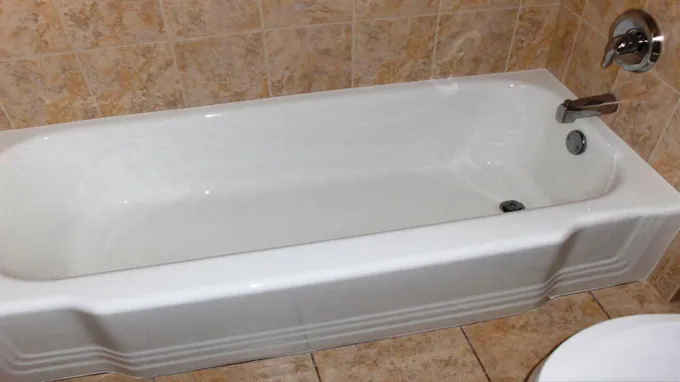 can a fiberglass tub be refinished