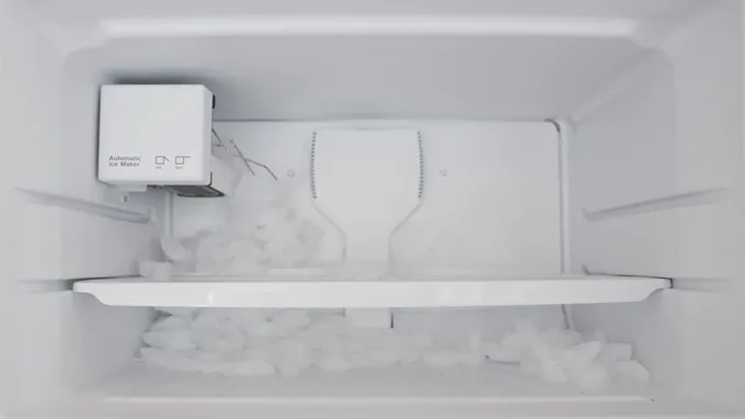 can a fridge make ice without a water line