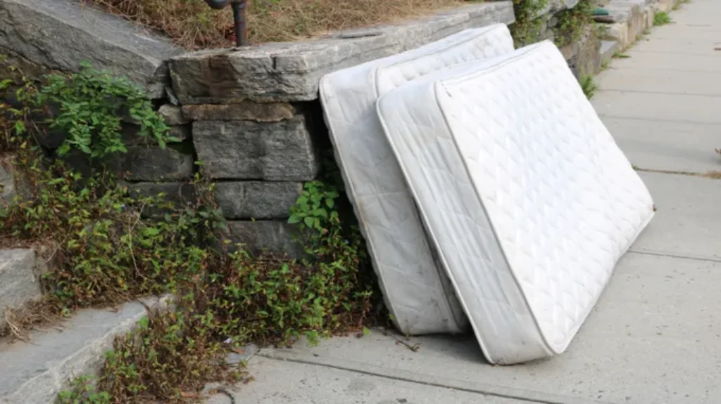 Where to Dispose of an Old Mattress: A Comprehensive Guide for Easy Removal and Recycling