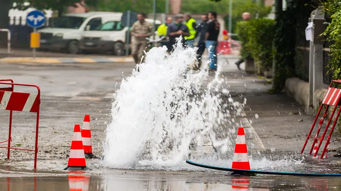 who fixes water main breaks