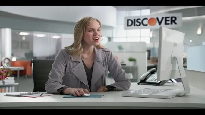 who is in the discover card commercial