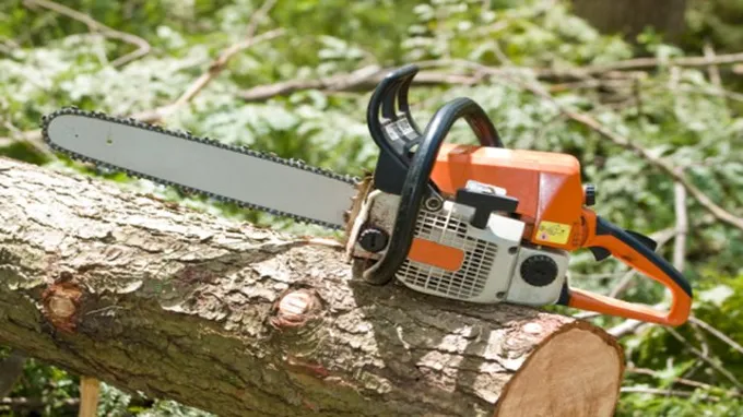 who makes john deere chainsaws