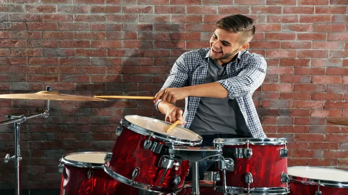 who plays the drums in the lg commercial