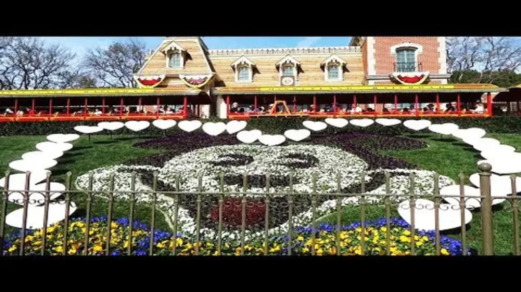 When Does Disneyland Decorate for Valentine’s Day: Dates and Details